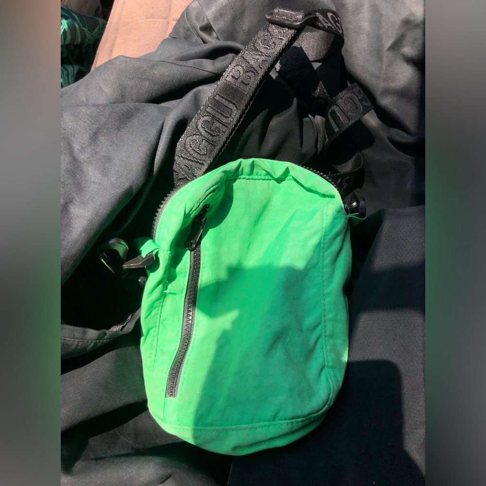 BAGGU crossbody in ALOE
